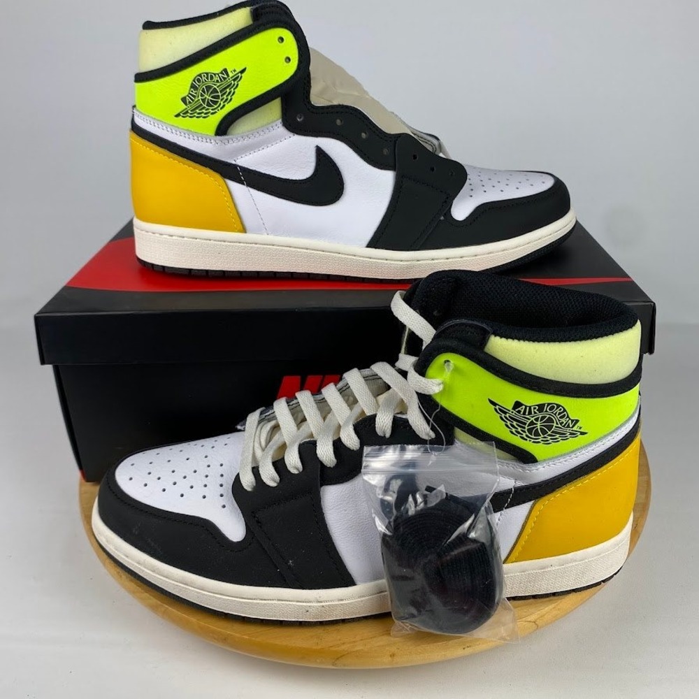 Jordan 1 Retro High OG Mens Size 10 Volt Gold Black White 555088-118 Sneakers